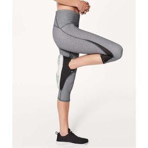 Lululemon Train Times 17" Crop Leggings Size 6 Fractal Alpine White Black Mesh